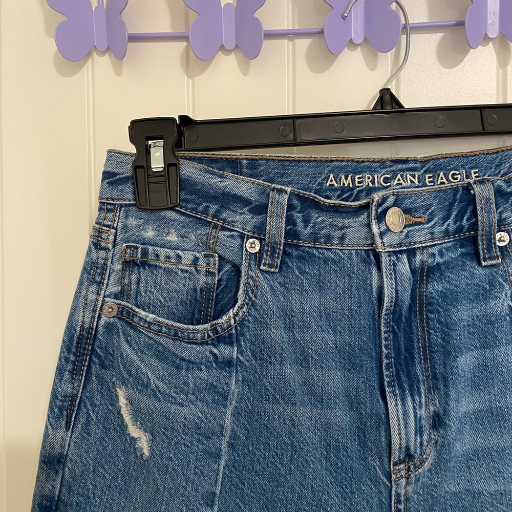 EUC American Eagle women’s medium wash distressed hem‎ short jeans size 4 - Picture 2 of 8